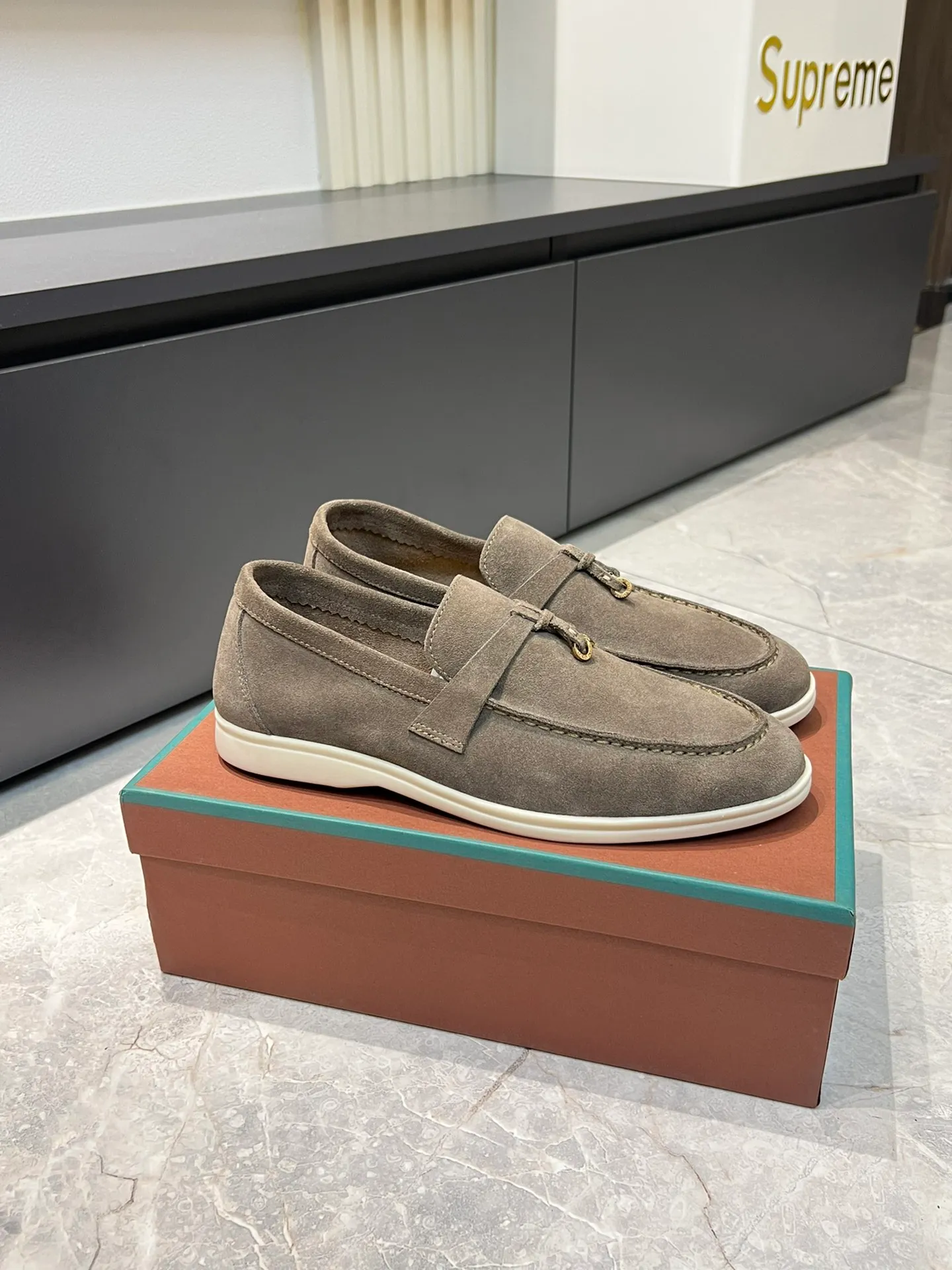 Men's shoes 💰p360 "Loro men's shoes 💰pian'*" Classic L men's shoes for couples 💰p Top version British flat loafers, a must-have item in old money style, the minimalist design is eye-catching and durable, a plus point for dressing The soft foot feel and texture are outstanding. They don’t scratch your feet and are very nice. They are matched with soft and waxy soles. They can be worn daily for a long time without getting tired. They are easy to wear, versatile and classic items, with perfect foot feel and texture! Imported cashmere fabric, the lining is made of imported A-grade water-dyed cow lining, the top version of the genuine leather midsole is sewn with pure handmade mark thread! Size: Female 35-40 (34. Customized) Male 38-44 (45.46. Customized)